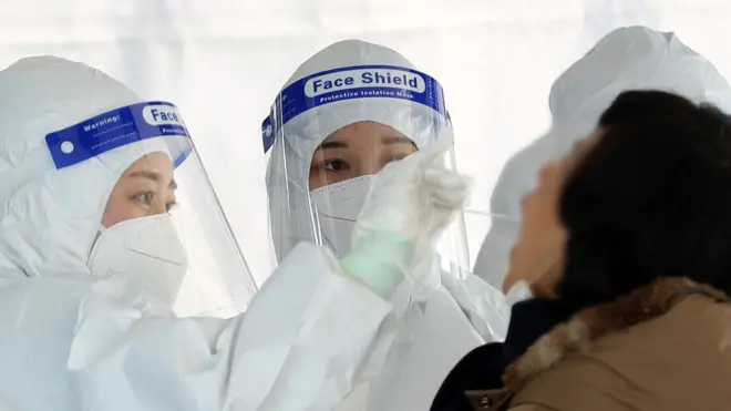 최근 개정된 감염병예방법 제49조 제3항은 특별자치도지사 또는 시장·군수·구청장이 방역지침의 준수 명령을 위반한 관리자·운영자에게 해당 장소나 시설의 폐쇄를 명하거나 3개월 이내의 기간을 정하여 운영의 중단을 명할 수 있도록 규정하고 있다