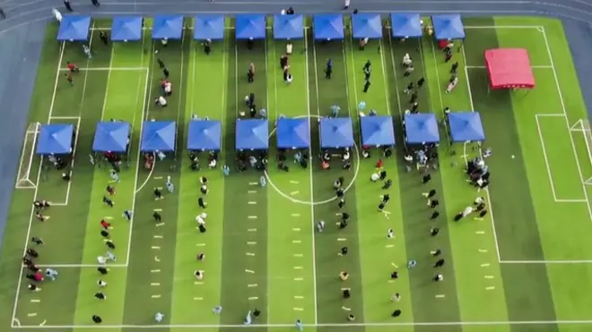 天津民众在足球场接受新冠检测