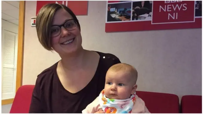 Liz Skelcher tengah menyusui Evie (bayinya) di restoran Nando's ketika pengunjung lain mengatakan bahwa aktivitasnya membuat makan mereka tertunda.