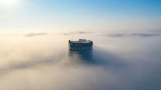 Так, за даними ресурсу DronariumUkraine, у понеділок виглядав туман на Кловському узвозі, з якого виринала лише верхівка одного з найвищих столичних будинків