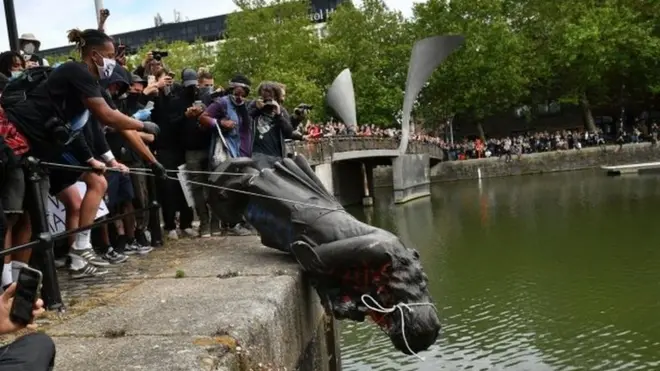 مجسمه تاجر برده به دریا انداخته شد