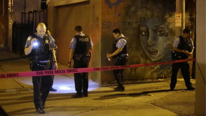 Полиция Чикаго обследует место одного из убийств, совершенных за последние четыре дня