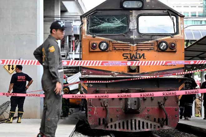 မေလ ၁၆ ရက်မှာ ဘတ်စ်ကားနဲ့တိုက်မိပြီးနောက် ရှင်းလင်းရေးလုပ်အပြီးမှာ မြင်ရတဲ့ ထိုင်းရထား စက်ဦးခေါင်းကို မြင်တွေ့ရတာဖြစ်ပါတယ်။ အဝါရောင်နဲ့ အနီရောင် မီးရထား စက်ခေါင်းကို ပုံမှာ မြင်ရပြီး အရှေ့မှာ တန်းထားတဲ့ ကြိုးတွေ၊ နောက် ယူနီဖောင်းဝတ် အမျိုးသား တစ်ဦးကိုလည်း မြင်ရ
