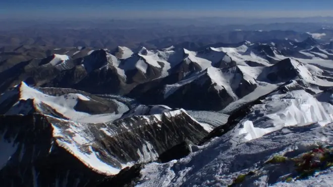 Вид с вершины Эвереста. В прошлом году на Эверест с южной - непальской - стороны поднялись почти 450 восходителей