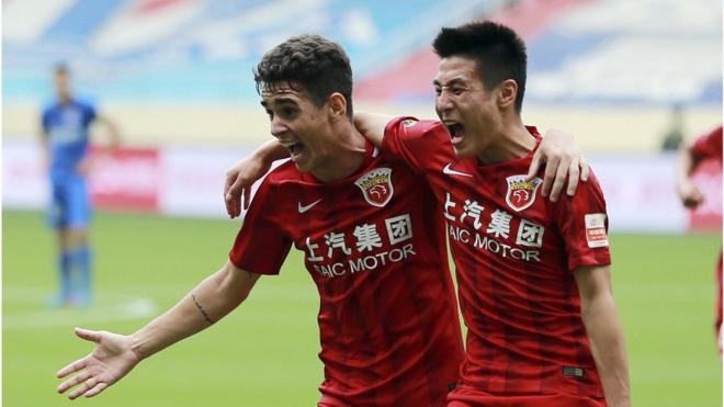 2020年5月20 日，上海申花队与上海上港队在虹口足球场举行的中超联赛第10轮比赛，上海上港队的8号奥斯卡与队友武磊（右）进球后庆祝。