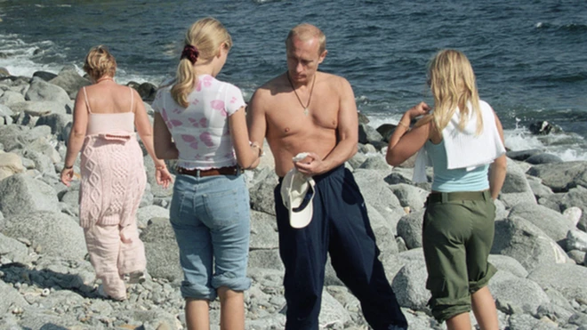 Putin and his family were shown in this 2002 picture, which hid their identities