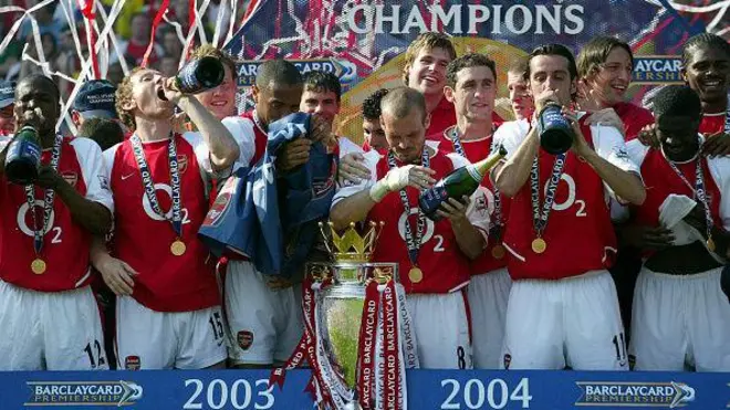 Arsenal celebrate Premier League title win for di 2003/2004 season