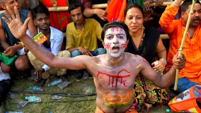 Дехто зі сторонниківполітиків розмальовує своє тіло їхньою символікою