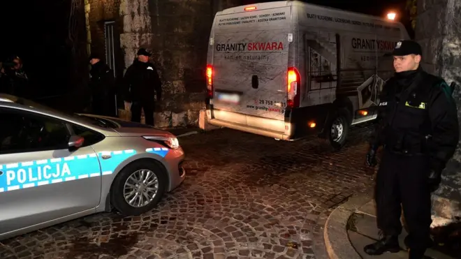 Останки Леха Качиньского были извлечены из склепа в Вавельском замке в Кракове