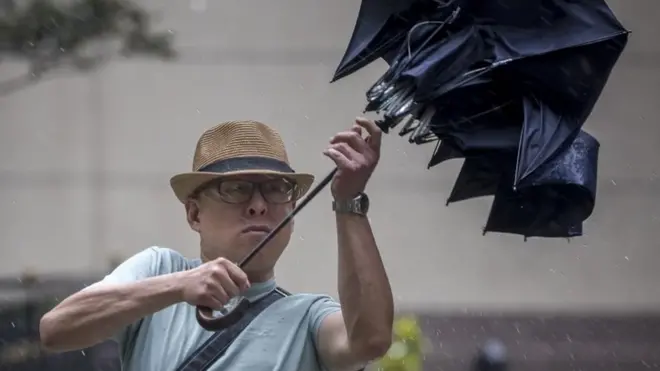 雖然一些地方遭遇洪水，但周日，還是有人走在上海的街道。