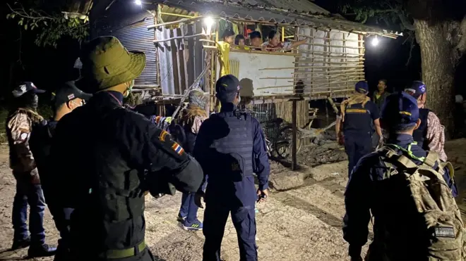 ชุดลาดตระเวนแวะสอบถามชาวบ้านที่อาศัยตามแนวตะเข็บชายแดนใน อ.แม่สอด เพื่อหาเบาะแสเกี่ยวกับการลักลอบข้ามพรมแดนไทย-เมียนมา