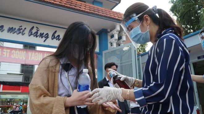 Quang cảnh đi học lại sáng 4/5 tại trường THPT Nguyễn Du, Quận 10, TP HCM