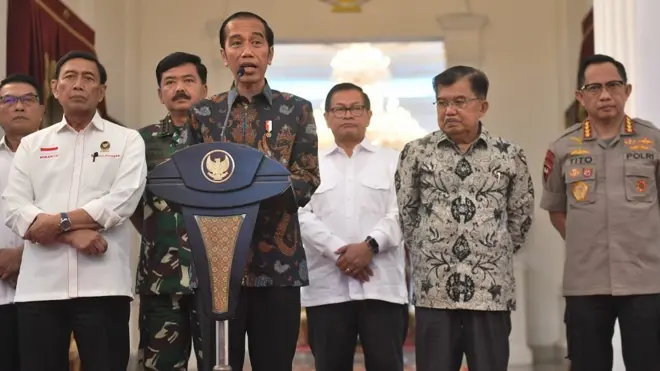 Presiden Joko Widodo menegaskan bahwa dirinya tidak akan memberikan ruang untuk "perusuh-perusuh".