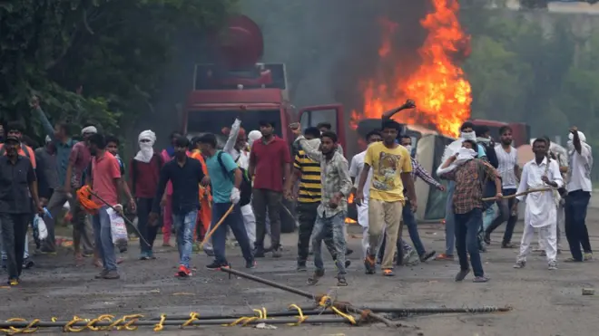 Vonis bersalah atas Guru Gurmeet Ram Rahim Singh, Jumat (25/07) memicu kemarahan para pengikutnya.