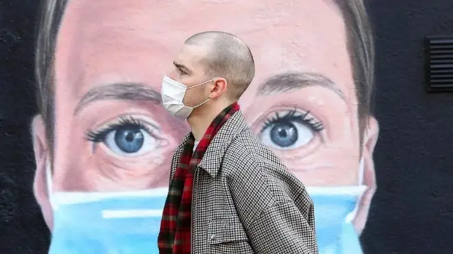 Mladić sa maskom u Italiji