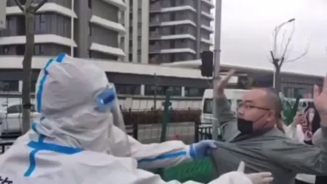 Un video analizado por la BBC muestra los enfrentamientos entre la policía y residentes.