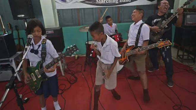 ครูขาร็อก ผู้เปิดโลกดนตรีของเด็กประถม จ.อยุธยา