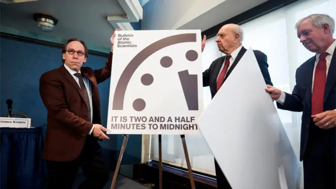 На годиннику 23:57:30