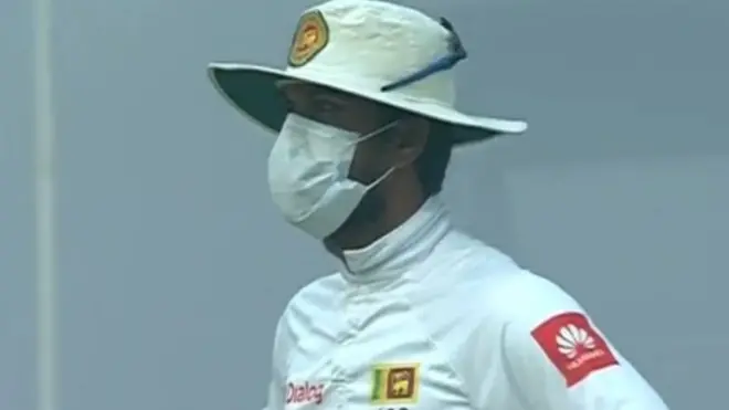 මුඛවාඩම් පැළඳ සිටි ශ්‍රී ලංකා ටෙස්ට් කණ්ඩායමේ නායක දිනේෂ් චන්දිමාල්