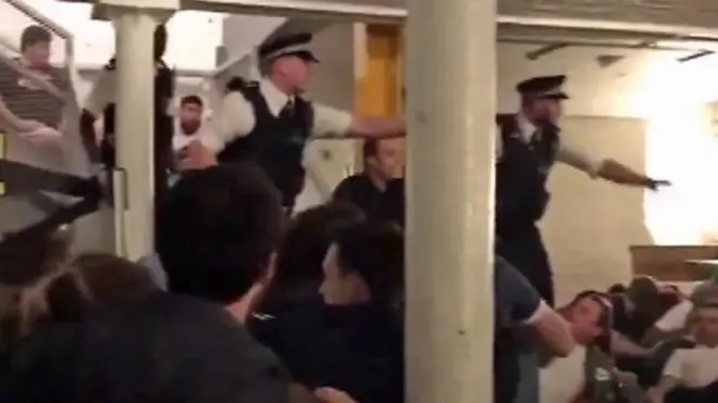 Policía en un bar de Londres