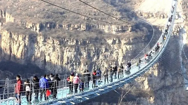 أطول جسر زجاجي معلق في العالم