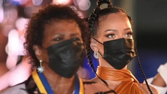 la cantante Rihanna, originaria de Barbados, estuvo presente en la ceremonia de este martes.