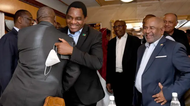 Perezida Hakainde Hichilema wa Zambia aramukanya na Cyril Ramaphosa za South Africa ageze muri gariyamoshi yari ibavanye muri Pologne igiye i Kyiv. Macky Sall wa Senegal ari ibumoso, na Azali Assoumani wa Comoros ari iburyo (useka)