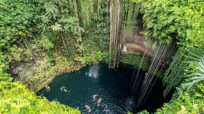 位於尤卡坦半島奇琴伊察的天然水井。