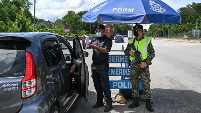 Selama lockdown 1-14 Juni 2021 warga Malaysia hanya boleh pergi keluar rumah hanya untuk urusan penting, tidak boleh pergi jauh lebih dari 10 km dari rumah