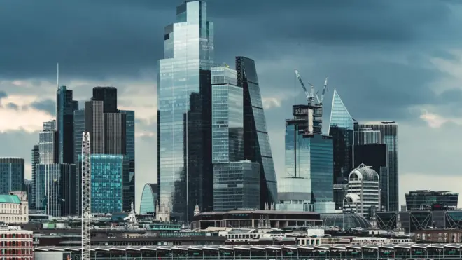 ساختمانهای بلند در کنار هم