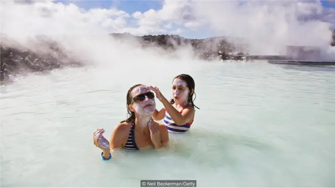 Mergulho na Blue Lagoon virou sinônimo da felicidade da Islândia