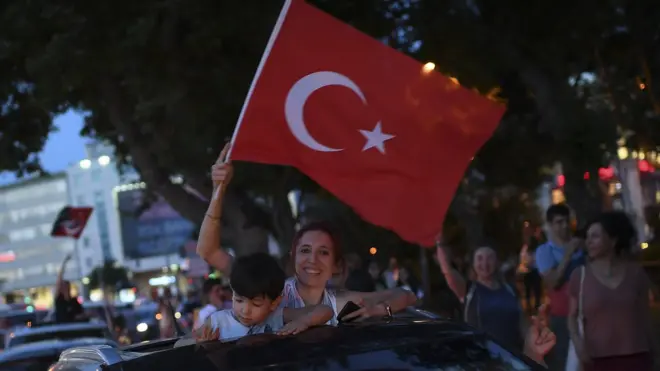 Slavlje pristalica opozicije na ulicama Istanbula