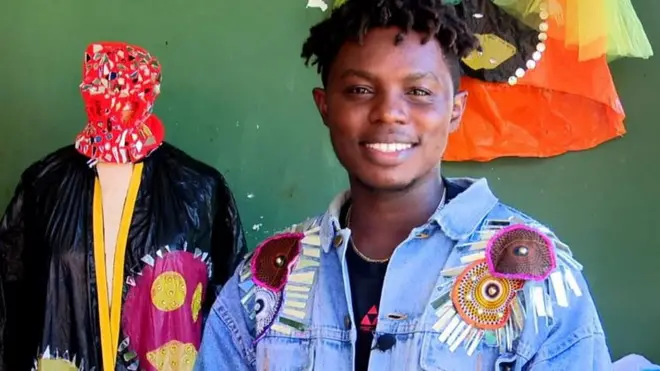 Dizajner koji pravi kreacije od plastike