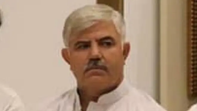 پشاور میں گذشتہ روز ہونے والی پی ٹی آئی کی صوبائی پارلیمانی میٹنگ میں محمود خان (درمیان میں) شرکت کرتے ہوئے