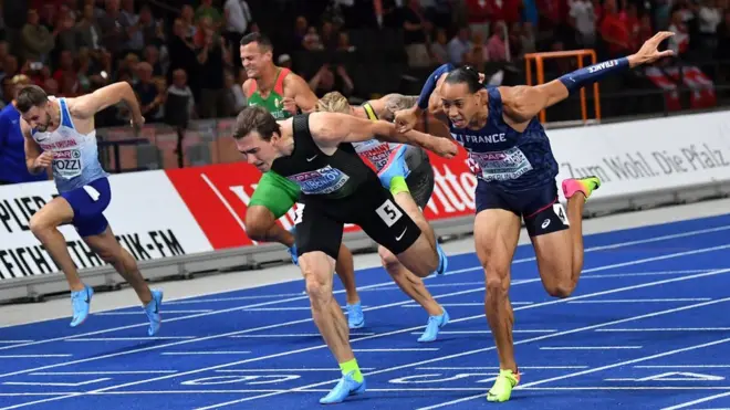 Pelari cepat di garis finis