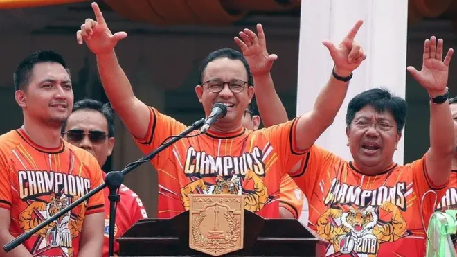 Gubernur DKI Jakarta Anies Baswedan menyebut tak ada yang keliru dengan seragam khas Persija untuk jajarannya.