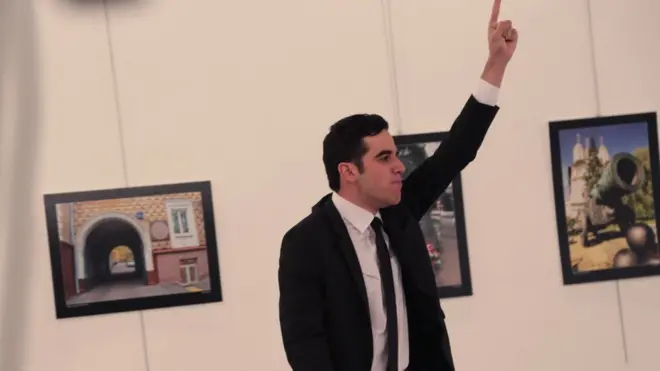 Penyerang adalah Mevlut Mert Aydintas, yang berusia 22 tahun dan anggota polisi anti-huru-hara Ankara.