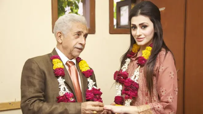 نصیر الدین شاہ اپنے رول میں بہت مزہ لیتے ہیں لیکن اُن کا رول صرف چند منٹ کا 'کیمیو' ہے۔