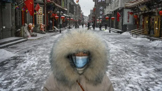 Dad badan ayaa isweydiinaya in coronavirus uu ku xiran yahay cimilada