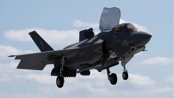 美海军大黄蜂战机升空。