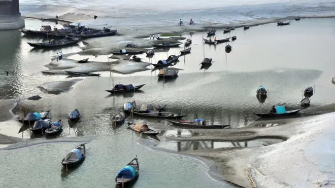 বাংলাদেশে পদ্মার বুকে চর জেগে উঠেছে, যার জন্য ফারাক্কাই দায়ী বলে ধারণা করা হয়