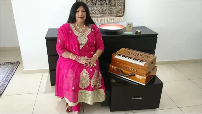 شرون اوسر په خټه هندۍ-مرهټه ده، خو وايي له افغانانو او پښتو کلتور او ادب سره بې کچې مينې د پښتو سندرو ويلو ته راڅکولې ده.