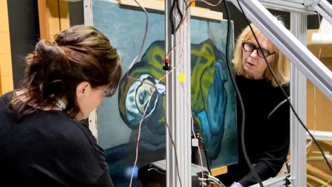 X-ray fluorescence instrument set up for the scan of La Misereuse Accroupie