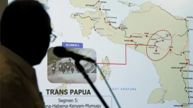 Menteri PUPR, Basuki Hadimuljono, memperlihatkan proyek jalan Trans Papua.