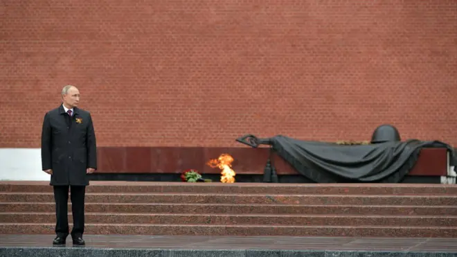 В этом году в День Победы Владимир Путин ненадолго прервал самоизоляцию и возложил цветы к Могиле неизвестного солдата
