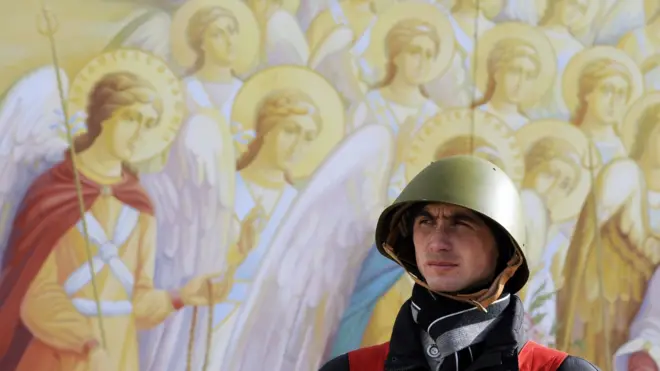 Чоловік у касці