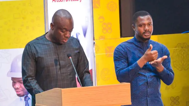 Mahamadu Bawumia and im sign interpreter