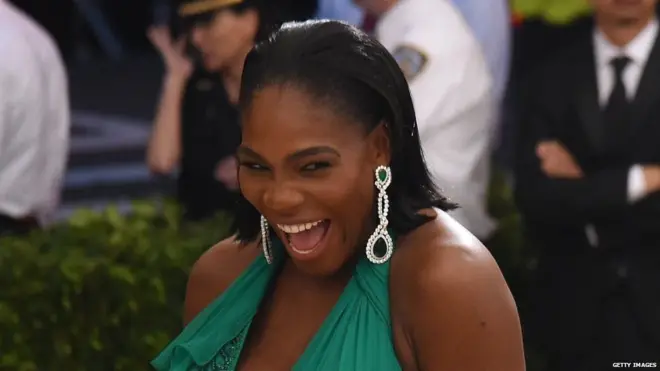 Serena Williams encourager les femmes noires à oser exiger un meilleur salaire de leurs employeurs.