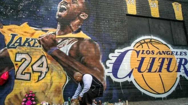 Fanovi su ovih dana postavljali sveće ispred murala Kobija Brajanta u Los Anđelesu