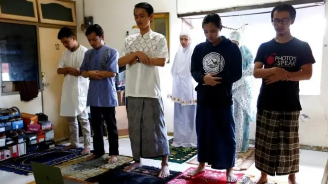 Masyarakat dihimbau salat di rumah.